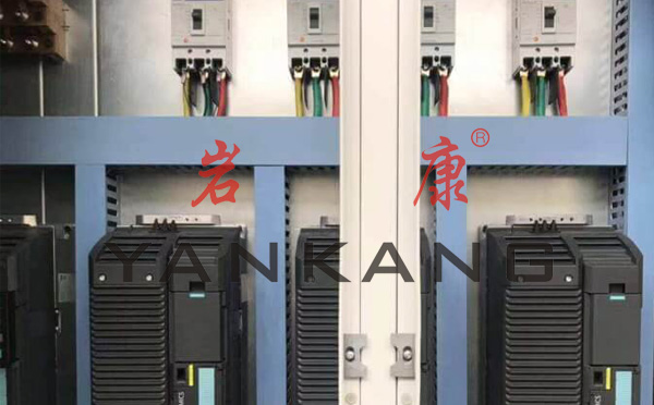 岩康塑料吹塑机所采用的变频器 吹塑机变频器过载跳闸