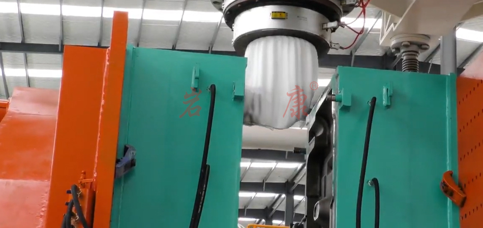 岩康大型水马吹塑机生产成功