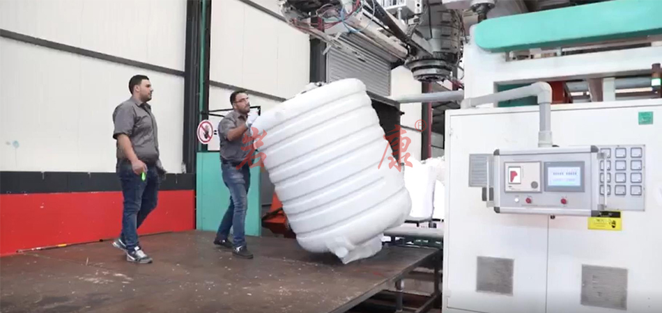岩康大型多层塑料水箱中空吹塑机在巴基斯坦成功运行