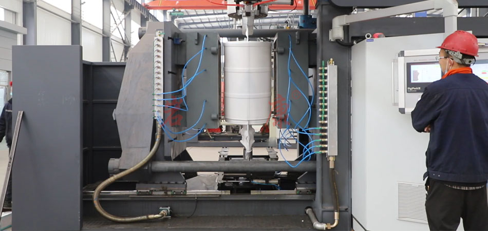 岩康230升塑料立式水箱中空吹塑机试机生产